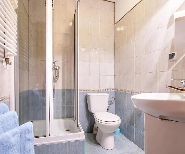 Alexander Bed & Breakfast 3*